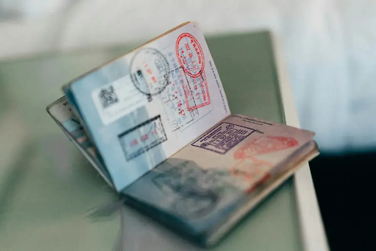 Passaporte aberto com carimbos de entrada