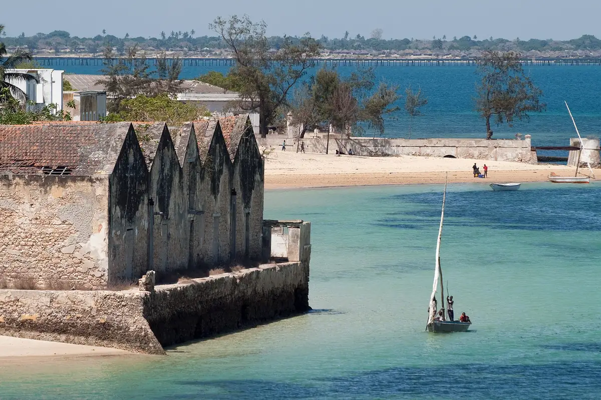 Muralhas antigas e dhow na Ilha de Moçambique