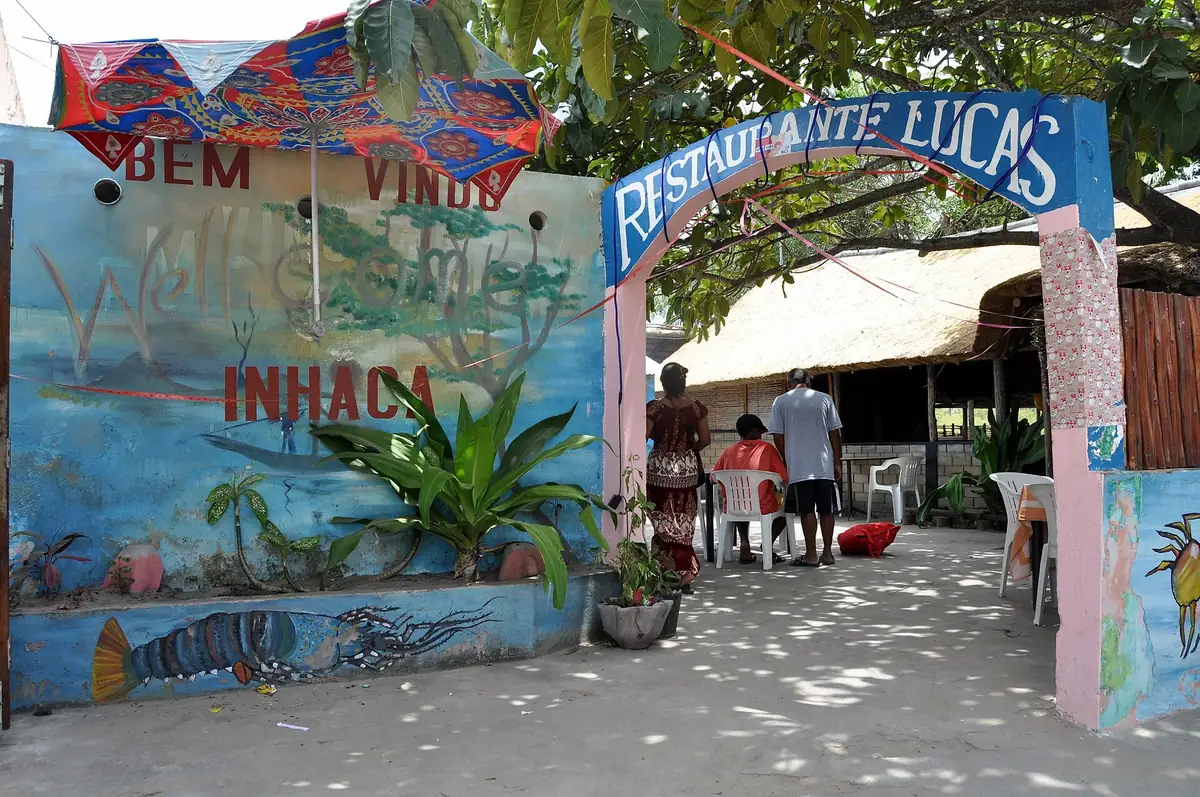 Entrada colorida de um restaurante na Inhaca